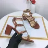 2-rem 10 cm höga klackar sandaler nitar klädskor Valentinskor designer pekade tå patentläder kvinnor med bäcken