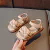 Детская мода Сандалии Сандалии повседневное плетение летние пляжные туфли принцесса квартиры крюч