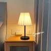Lampes de table lampe de la lampe de la lampe de chambre à coucher pour fille de lit d'atmosphère LED nordique rétro plissé de nuit décorative