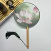 Produkte im chinesischen Stil Chinesischer Roundhand -Fan mit hölzernen Griff tragbar bedrucktes Vintage Seidenfan Antike Quaste Dance Hand Fan Tang Suit Party Supply