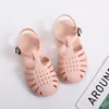 Jongensmeisjes baby casual plastic peuter schoenen sandalen lente en zomerse kinderen zachte bodem teen plat holle gat 240506