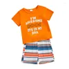 Kläduppsättningar Småbarn Boys 2 Piece Outfits Letter Print Kort ärm T-shirt och elastiska randiga shorts för Summer Clothes Set