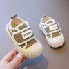 Sneakers Soft Soft Slip Baby Walking Chaussures Automne et Hiver Canvas Coton Velcro Mens Femmes Petits enfants de taille moyenne H240509