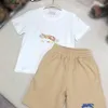 Новые детские спортивные костюмы Summer Boys Set Set Set Kids Designer Designer Размер 100-150 см красочная футболка для рыцаря и шорты хаки 24 мая