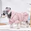 Fille hiver français bulldog terrier chien habille de fantaisie rose bûche à sweat à sweat à sweat à crème avec fourrure de costume de compagnie chaude