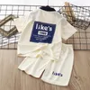 Sommarkläder för baby pojke lapel tshirts och shorts 2 stycken kostym barn bokstav tryckt topp och botten kläder spårsuits 240507