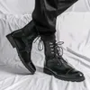 Les hommes lacent des bottes de combat noires extérieures à la mode haut