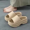 Slippers épais EVA 2024 Nouveau été pour femmes d'été Portez des sandales de plate-forme domestique de mode.