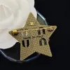 Romantyczne dziewczyny miłośniki projektowe broszki 18k złota broszka Pins projektanta marka Letter Broche klasyczny biżuteria ślubna Pins Pins Family para pamiątki prezenty