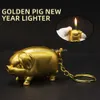 Jinzhucreative Golden Pig Nieuwjaars goederen metaal Ierenbare sleutelhanger Lichtere open vlam sigarettenaansteker sigaretten set groothandel