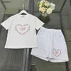 NOUVELLES CHOSES DE LA SUMPRESSEMENTS SUMBRES BOISS SECTRES CHANSEMENTS CHANSEURS CHIMES 100-150 CM T-shirt de conception de lettres florales brodées et shorts 24mai