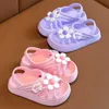 Sandales Nouvelles pantoufles ldren-greffes de fleur sandale de confort souple pour 2-8 filles non glissées SeaBEACH flip flops home kids chaussures h240508