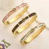 Bracelets de nouveau style Femmes Bangle Designer Lettre bijoux Faux Cuir 18K Gold plaqué en acier inoxydable Femmes de bracelet Médinage AC 267A