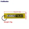 Keychains Lonyards 1 pièce 3 pièces à vendre de faux taxis avec des étiquettes jaunes brodées des deux côtés.