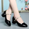 Chaussures habillées 5,5 cm vintage peu profonde cuir brillant Mary Janes Femmes 2024 Spring Med Block talons beige noir pour la danse de bureau maman