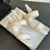 Nuova collezione Women Sandals di alta qualità Sandali 2024 Scarpe in pelle quadrata Top Sandalo Sandalo da mantello da buco del piacere