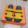 Plataforma de sandálias de designer de alta qualidade Plataforma de chinelos sola chinelos de pele solteiros de verão chinelos de praia casuais couro preto brancos e sandálias femininas com caixa de sapatos