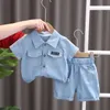 Ensembles de vêtements Ldren Coton Vêtements Summer Baby Boy Cartoon Solid Denim Shirt Short 2PCS / Set Infant Kid Fashion Toddler Tracksuit 0-5 ans H240508