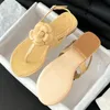 Sweet Flowers Femmes Sandales Top Low talon Chaussures Designer mignon Casual Fashion Square Talons Flats Bottom Shoes Quality Cuir Female Shoe