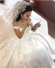 Dubaï arabe magnifique robes de mariée robes de mariée applications en dentelle perlées sur l'épaule longue princesse satinée robes nuptiales