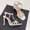 Nuovo ultimo sandali metallici della moda sandali con tacco alto donna lussuosa chiusura oro decorate con tacchi alti estivi rosa sandalo a bordo cinghia caviglia abbigliamento calzature di fabbrica di scarpe