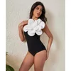 Dames badkleding handgemaakt zwarte 3D bloem geprinte één stuk set zwempak en sarong bodysuit strandkleding badpak bikini