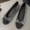 Neue Farben Frauen Ballet Flats Runway Klassische Marke Designer runden Zehen Süßes Bogenknotendekor Alle Jahreszeiten draußen flach mit weich