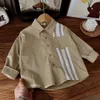 T-shirty Baby Boys Bluzki pasiaste odzież wierzchnia kieszonkowa dla dzieci miękkie koszule 2024 Spring/lato 2-10 Dziecięcy odzież Casual Clothingl2405
