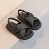 Sandalen 2024 Zomer Kinderschoenen Schoenen Girls Lichtgewicht Open teen Boden Brood Studenten Leisure Beach opgelost H240510