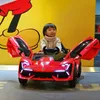 ベビーカー＃4つのホイールとリモートコントロールの油圧ドアを備えた新しい子供用電気自動車1〜6歳の子供用車T240509