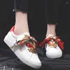 Chaussures de fitness Femmes blancs décontractés Riband en dentelle en cuir étanche baskets avec ruban de soie de nœud 2024 Écharpe automnale Laçage basse 35-40