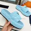 Zomer 2024 Nieuwe Desginer Women Fashion Triangle Straw Weave Slippers Sandalen platform Leermateriaal Flat Heel Casual Flip Flops Outdoors Pool Beach Sandalen