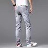 Marka europejskie dżinsy męskie elastyczne szczupły dopasowanie małych stóp Summer cienki odzież lekka luksusowe modne spodnie