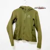 Дизайнеры бренда ветровки с капюшоном Arcatomlt Темно -зеленая женская легкая куртка T270