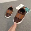 Småbarnsdesigner babyskor pojkar mjuka sula sneakers nyfödda baby promenadskor mjuka förskoleflickor anti slip sko 0-6-12 månader