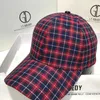 Ball Caps Mens Red Plaid Cap Classic 6 Panneau Caps Basball Caps Ajustement papa Fashion Visor de sortie extérieure verte jaune Visor Y240507 Visor Y240507