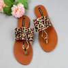 Hausschuhe Frauen Sommer Flip-Flops 2024 Trendy außerhalb von Leoparden Metalldekoration Offene Toil-Reiseschuhschuhe Flachschuhe für Frauen