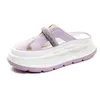 トップデザイナーの女性用サンダルスリッパ2024夏の新しい白い黄色の紫色の太い靴平らなボトムレイジーカジュアルシューズ