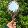 Kompakta speglar 1 Silver Retro Mirror Ladies Flower Reproduktion Oval Round Makeup Handheld Princess Beauty Dress Gift Q240509