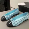 Neue Farben Frauen Ballet Flats Runway Klassische Marke Designer runden Zehen Süßes Bogenknotendekor Alle Jahreszeiten draußen flach mit weich