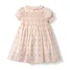 Robes de fille 2025 Fleur bébé robe fumée rose motif rose fleur fleur brodées manches bouffantes robe en coton robe pliée avec boutonl240508