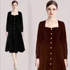 Robes décontractées vintage Velvet de printemps français Robe midi élégante Collier carré Collier célibataire High Waist Pocket Office Ball Ball