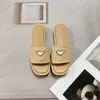 Designer tofflor triangel spänne raffias halm espadrille kvinnor tjocka botten sandaler glid mulor glider lady plattform kilar fyrkantiga tå flip flops pool glider mjuk