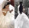Dubaï arabe magnifique robes de mariée robes de mariée applications en dentelle perlées sur l'épaule longue princesse satinée robes nuptiales