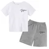 Kledingsets eenvoudige printen Childrens Summer Fashion Casual T-Shirt Set 2024 Nieuw letterpatroon O-Neck T-shirt shorts 2-delige SETL2405