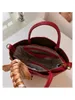 Duffel Bags MaxDutti 2024 Italiaanse bucket Bag Women Fashion Leather Lederen Retro Elegant Red Silk Scarf Party Handtas Messenger