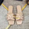 Designer tofflor för kvinnors mode lyx Paris Slides Tribute Claquette Rubber Flat Sliders Sandles Ladies Summer Sandals 2024 Beach Room Shoes