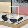 Miui zonnebril Mui Mui Zonnebril Dames Zonnebril Moderne verfijning Euro -Amerikaanse stijl Vormige bril Mui Fashion Pieces Small Frame Buiten Goggles 841A