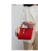 Duffel Bags MaxDutti 2024 Italiaanse bucket Bag Women Fashion Leather Lederen Retro Elegant Red Silk Scarf Party Handtas Messenger