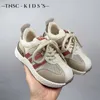 Zapatillas para niños de zapatillas 2024 Summer Nuevo transpirable y cómodo moda deportiva Middle Big School Running H240510